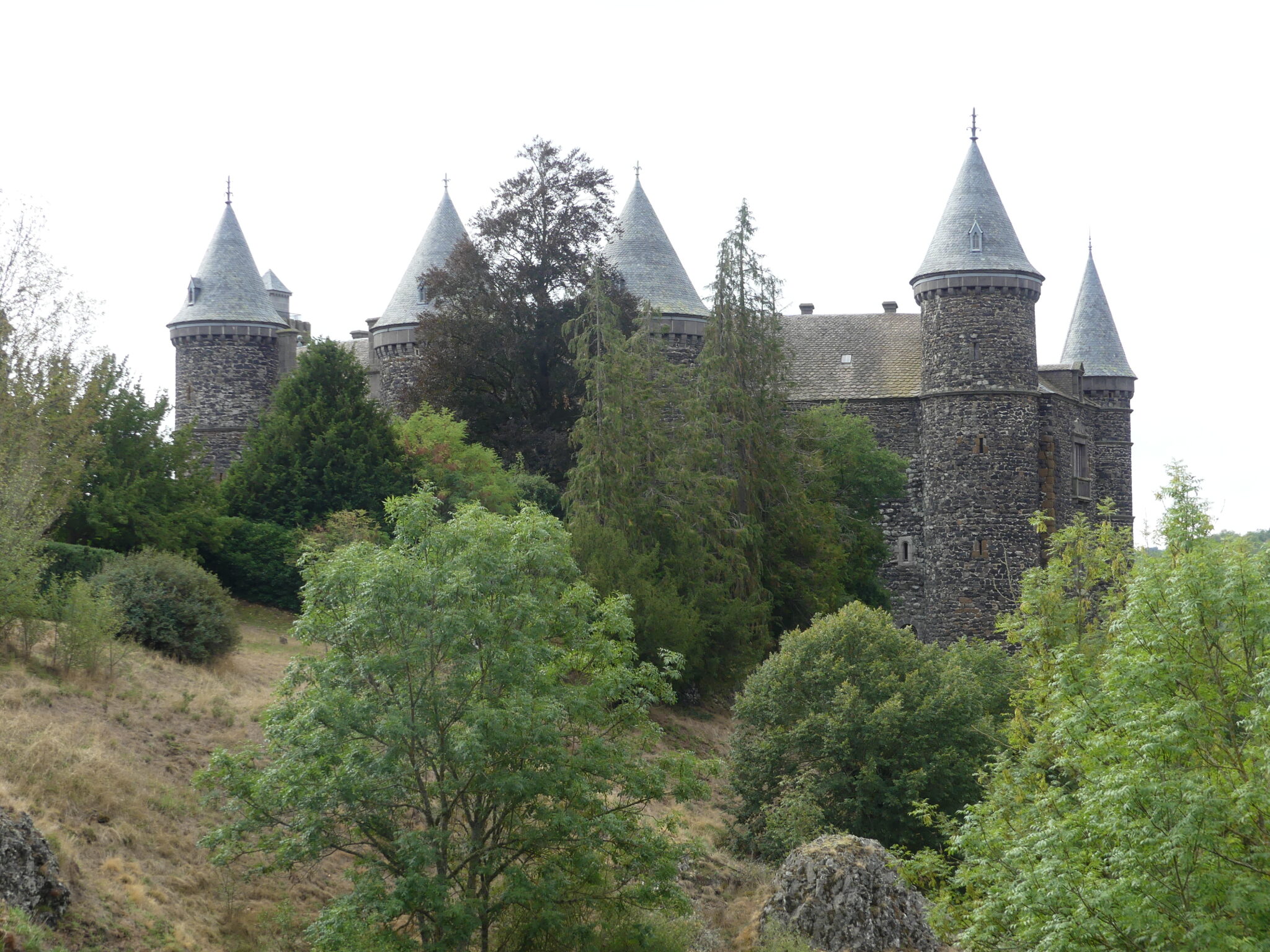Le château du Sailhant sur son éperon rocheux dominant la région