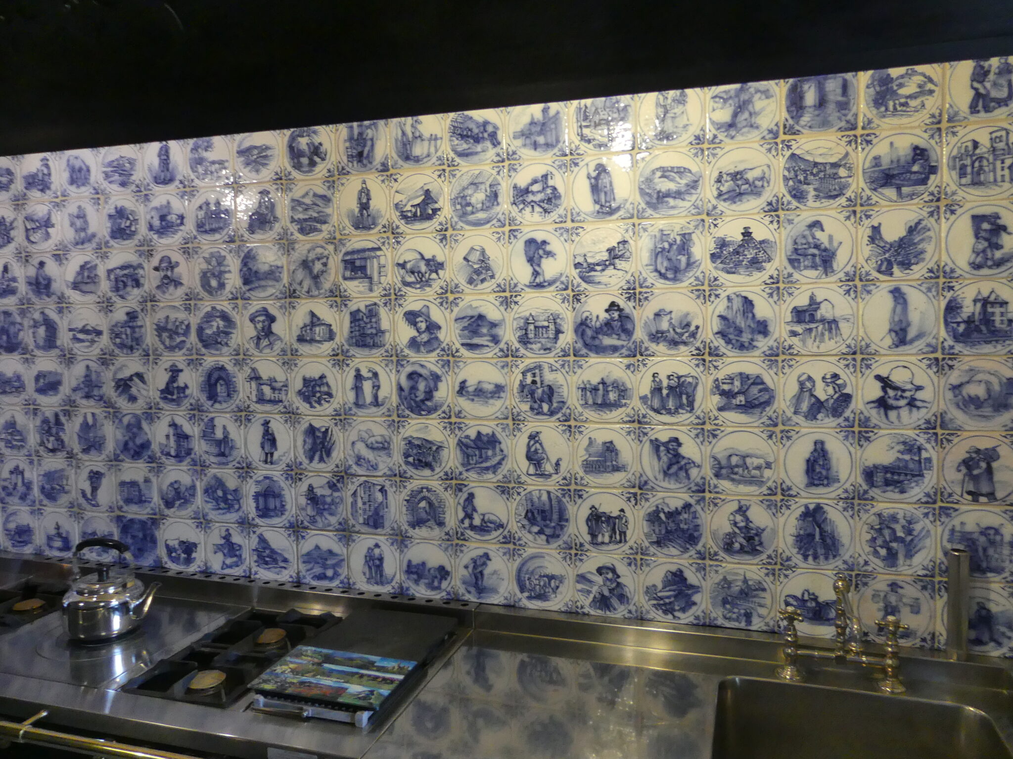 Faïence réalisée récemment par un artiste local