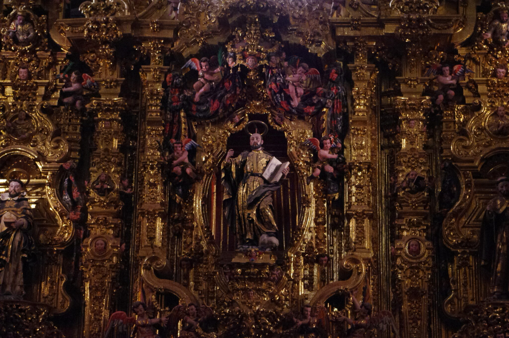 Détails des retables et sculptures en cèdre doré