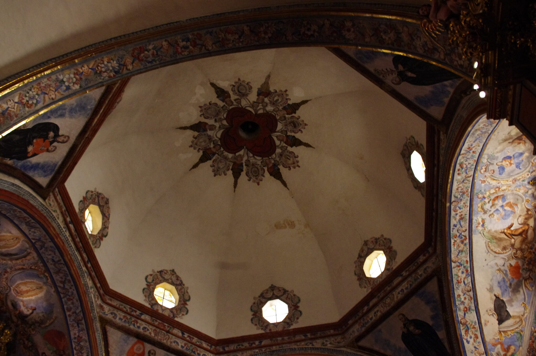 Le plafond orné de l'église Saint-François-Xavier