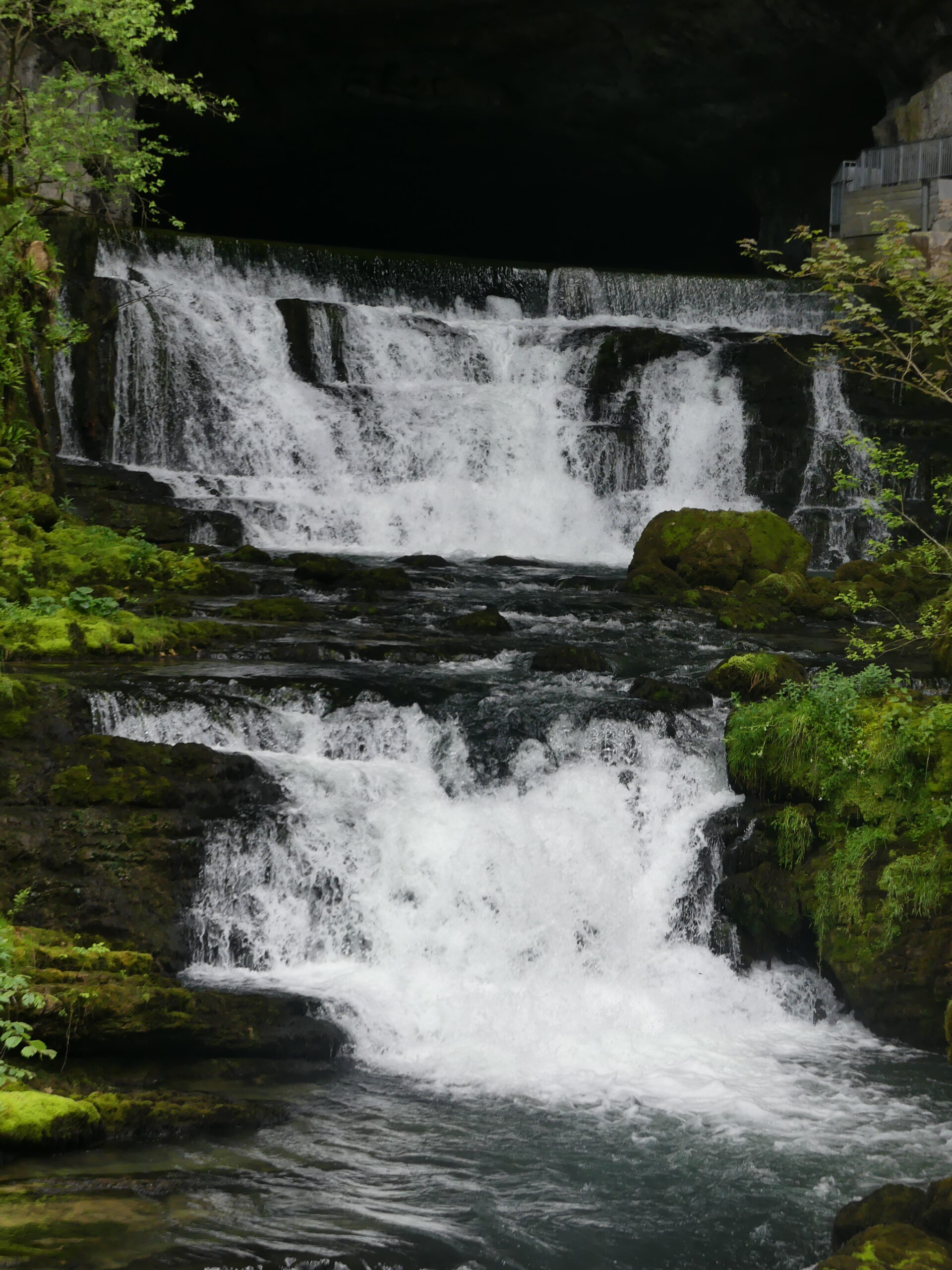 La source de la Loue jaillissant d'une grotte