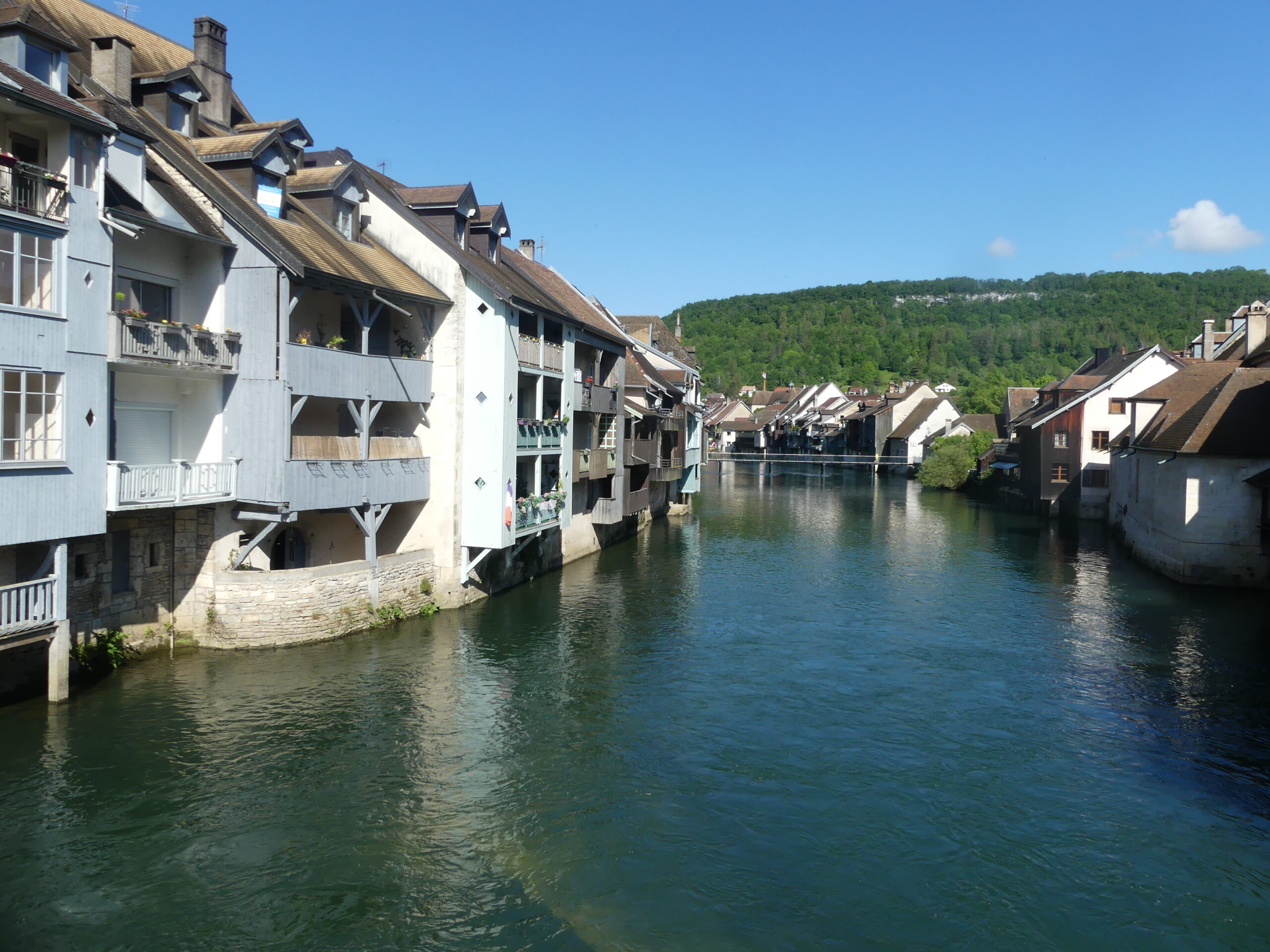Les maisons sur pilotis le long de la Loue à Ornans