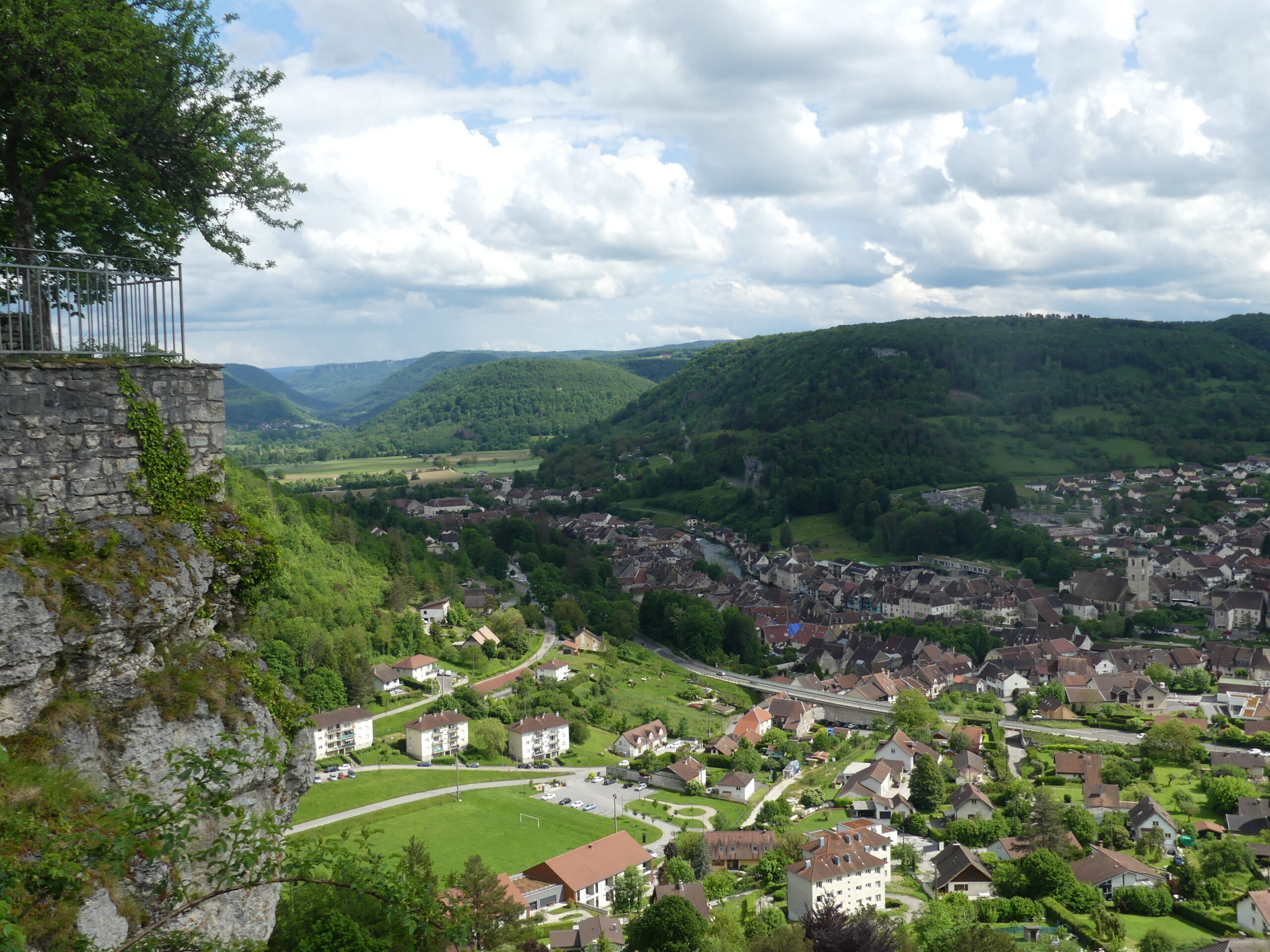 Vue panoramique sur le village d'Ornans