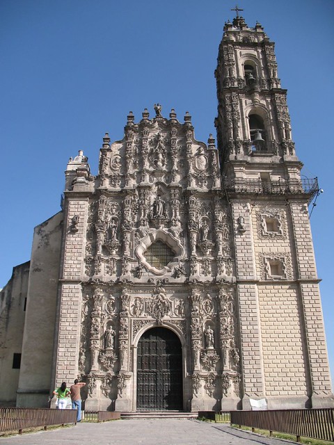 Vue extérieure de Tepotzotlán avec son environnement pittoresque