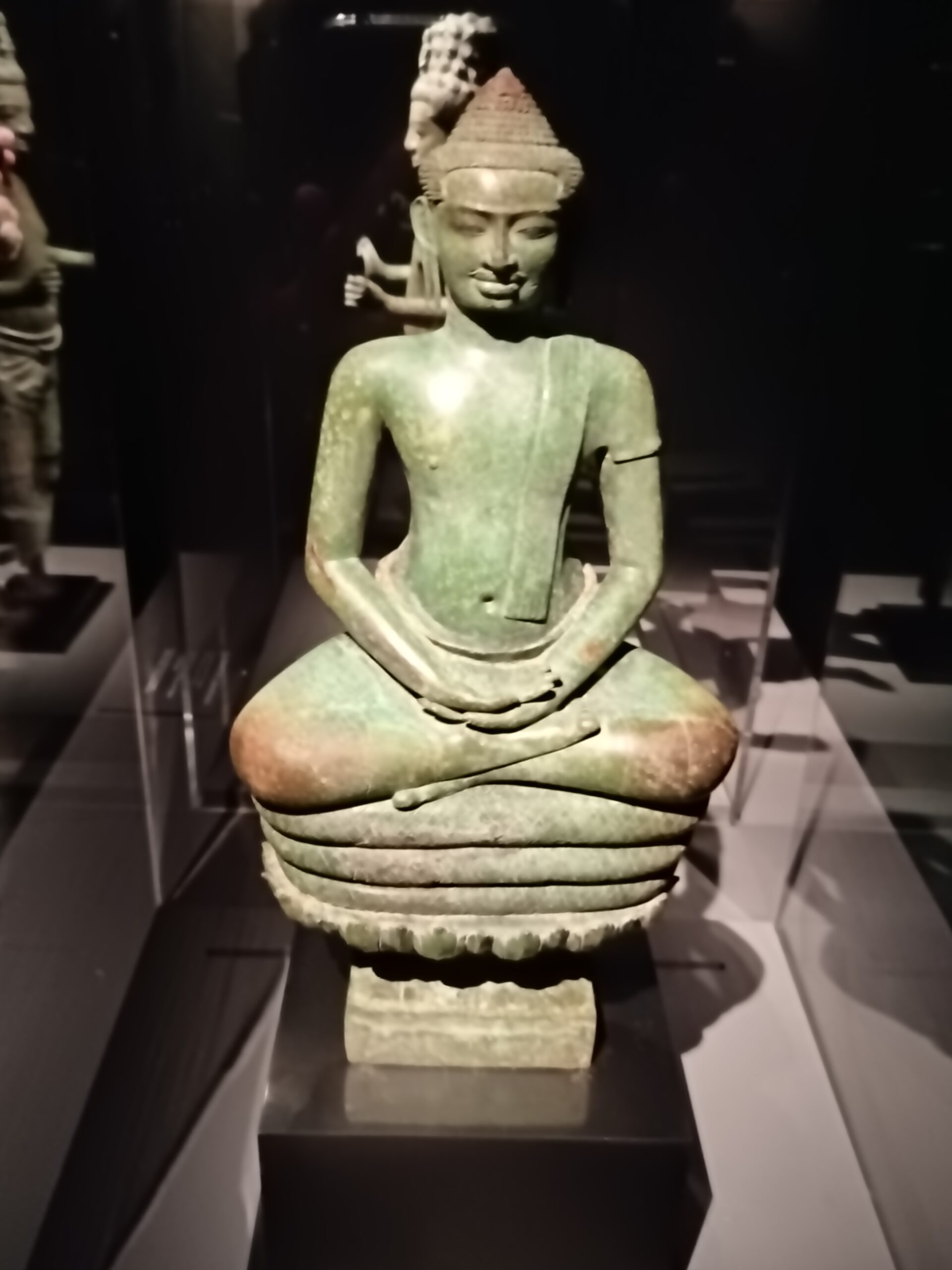 Bouddha assis sur le naga