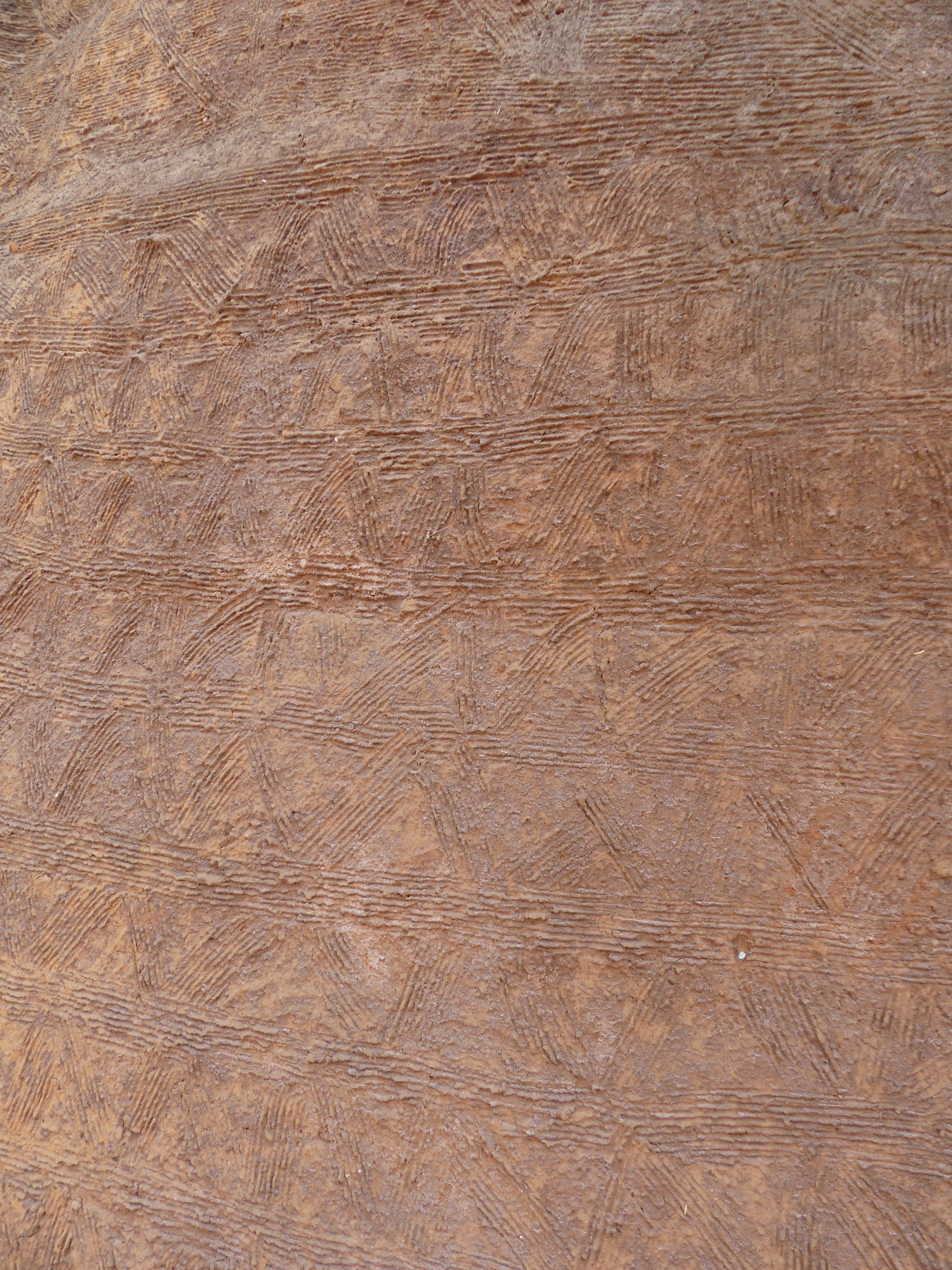 Détails des décorations traditionnelles sur les parois des Tata